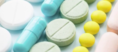 排列的各种药丸的图片