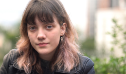 棕色头发的年轻女子的脸